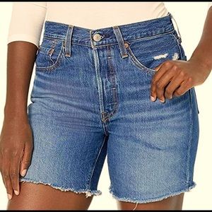 NWT! Levi’s Women’s 501 Mid Thigh Short